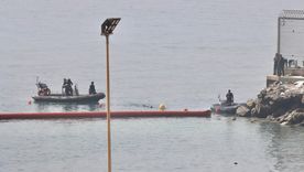 Colocación de una boya flotante para marcar el límite entre la playa del Tarajal de Ceuta y Marruecos. Foto: EFE