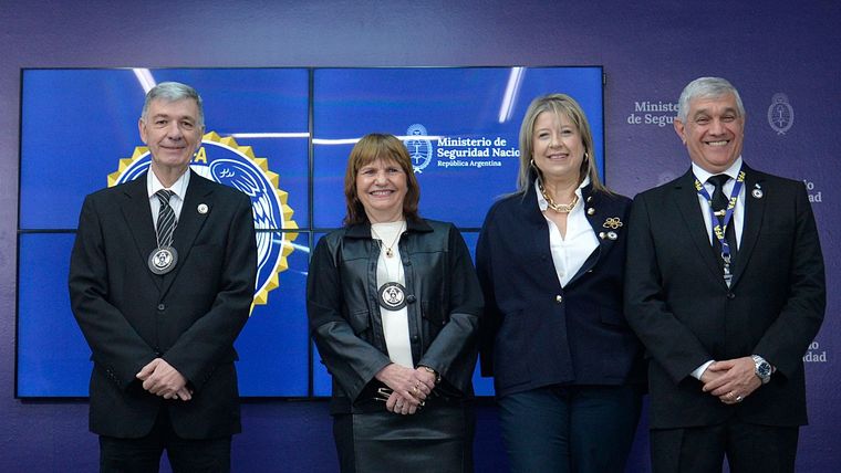 Patricia Bullrich, el titular del DFI, Pascual Bellizi, la secretaria de Seguridad, Alejandra Monteoliva y el jefe de la PFA, comisario general Alejandro Rollé. Patricia Bullrich, el titular del DFI, Pascual Bellizi, la secretaria de Seguridad, Alejandra Monteoliva y el jefe de la PFA, comisario general Alejandro Rollé. 