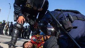Una persona detenida durante las protestas en Los Ángeles contra las redadas.