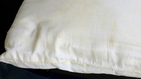 Las almohadas suelen tener manchas amarillas debido al sudor y la humedad Foto: Shutterstock Las almohadas suelen tener manchas amarillas debido al sudor y la humedad Foto: Shutterstock