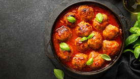 Esta receta de albóndigas en salsa tiene versiones similares en muchas cocinas del mundo. Esta receta de albóndigas en salsa tiene versiones similares en muchas cocinas del mundo.