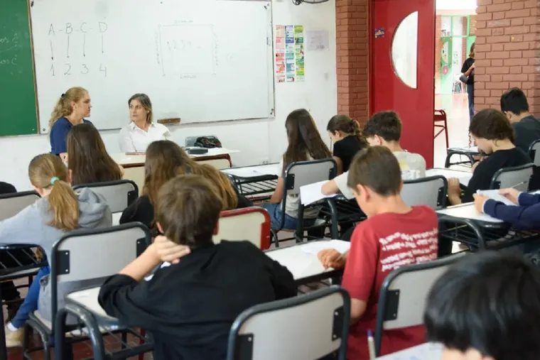 La educación ha pasado de ser una institución sagrada e incuestionable a convertirse en un terreno de disputas. La educación ha pasado de ser una institución sagrada e incuestionable a convertirse en un terreno de disputas.