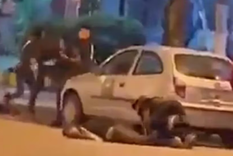 Joven recibe una brutal patada en la cabeza Foto: Via Szeta Joven recibe una brutal patada en la cabeza Foto: Via Szeta