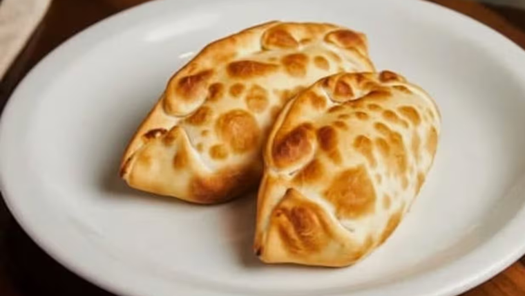 Esta receta de empanadas de roquefort y nuez es simple y fácil de preparar. Esta receta de empanadas de roquefort y nuez es simple y fácil de preparar.
