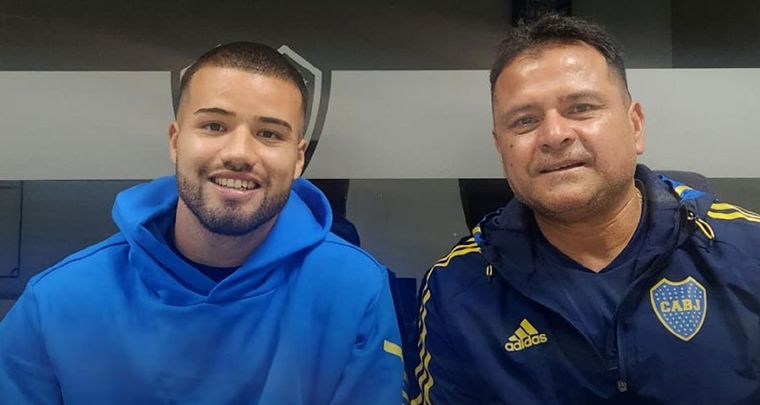 Weingandt y Delgado en la firma del contrato. Foto: @BocaJrsOficial