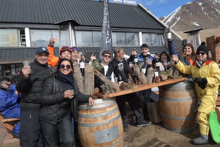 Los bares y paradores de Las Leñas tenían programadas diferentes actividades para festejar el Día del Amigo en la tarde de este domingo. Los bares y paradores de Las Leñas tenían programadas diferentes actividades para festejar el Día del Amigo en la tarde de este domingo.