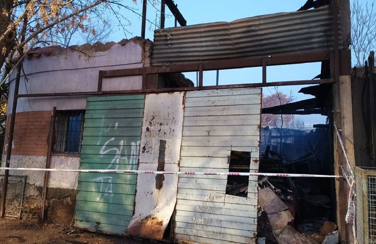 Un incendio se produjo en una casa abandonada en Guaymallén y tuvieron que evacuar a los vecinos de viviendas aledañas