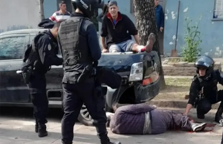 El animal mordió a 5 personas en 20 minutos Foto: Captura de video.