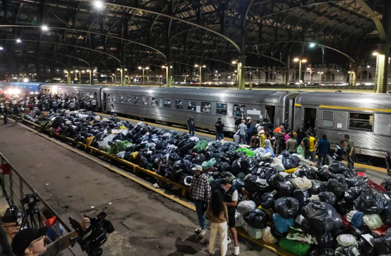En marzo, miles de personas juntaron donaciones para los damnificados de Bahía Blanca Foto: Noticias Argentinas