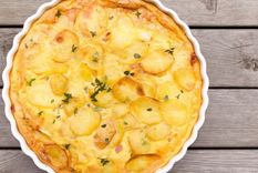 muy facil y economico, prepara unas patatas a la crema con ajo