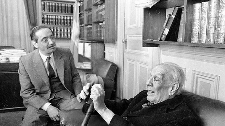Fiscal Strassera junto al escritor Jorge Luis Borges, uno de los que testificó en el juicio contra las juntas militares. Fiscal Strassera junto al escritor Jorge Luis Borges, uno de los que testificó en el juicio contra las juntas militares.