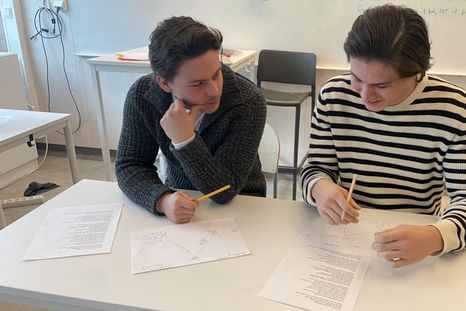 El gobierno sueco espera que el regreso a la pluma y el papel mejore las tasas de alfabetización. El gobierno sueco espera que el regreso a la pluma y el papel mejore las tasas de alfabetización.