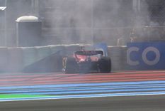 Leclerc se fue solo contra las barreras y tuvo que abandonar cuando lideraba el GP de Francia.