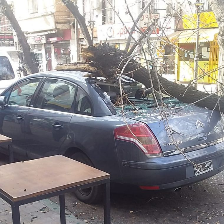 Un auto quedó muy afectado por el accidente