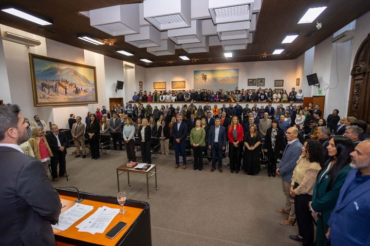 Con presencia del intendente Ulpiano Suarez, juraron los seis nuevos concejales de la Ciudad de Mendoza. Con presencia del intendente Ulpiano Suarez, juraron los seis nuevos concejales de la Ciudad de Mendoza.