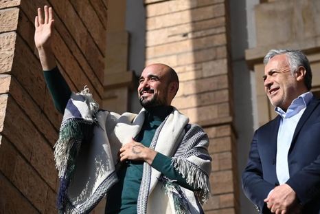 Abel Pintos y Alfredo Cornejo saludando a los presentes en el acto. / Foto: @mendozagobierno Abel Pintos y Alfredo Cornejo saludando a los presentes en el acto. / Foto: @mendozagobierno