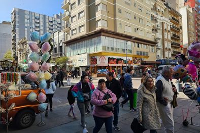 MDZol | Miles de marplatenses y turistas recorren la Peatonal San Martín a diario Foto: Federico Bruno