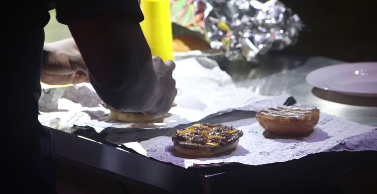 Vecinos y turistas colmaron la Nave Cultural para vivir el Mundial de la Hamburguesa, una competencia que reunió a 16 cocineros y una definición en vivo.