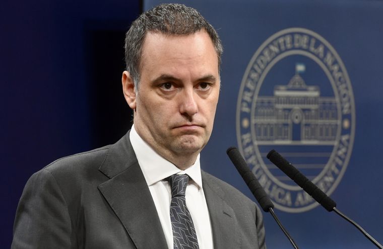 Manuel Adorni no pudo ocultar su malestar ante la insistencia de un periodista Foto: Télam