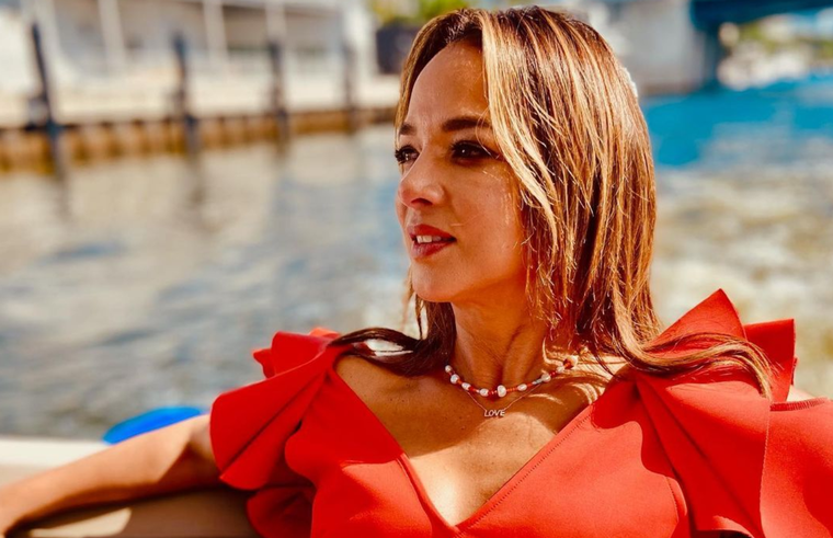 Adamari López se convirtió en un ícono de la belleza y la moda Foto: Instagram @adamarilopez