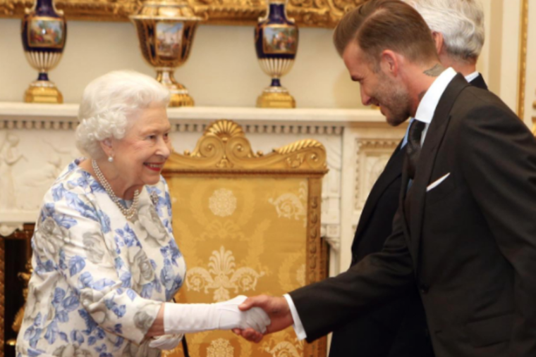 DAVID BECKHAM TUVO UN GESTO EMOTIVO. EL EXFUTBOLISTA HIZO LA COLA PARA DESPEDIR A LA REINA POR MEDIO DÍA.