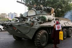 Vehículos militares fueron vistos por primera vez en las calles de Rangún desde el golpe militar del 1 de febrero. Foto: REUTERS