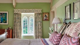 La decoración vintage y primaveral es una combinación clásica y acertada que aporta un encanto rústico al dormitorio. Créditos: Tamsyn Mason/Mike Garlick.