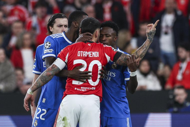 Otamendi y Vinícius tuvieron varios encontronazos durante el partido.