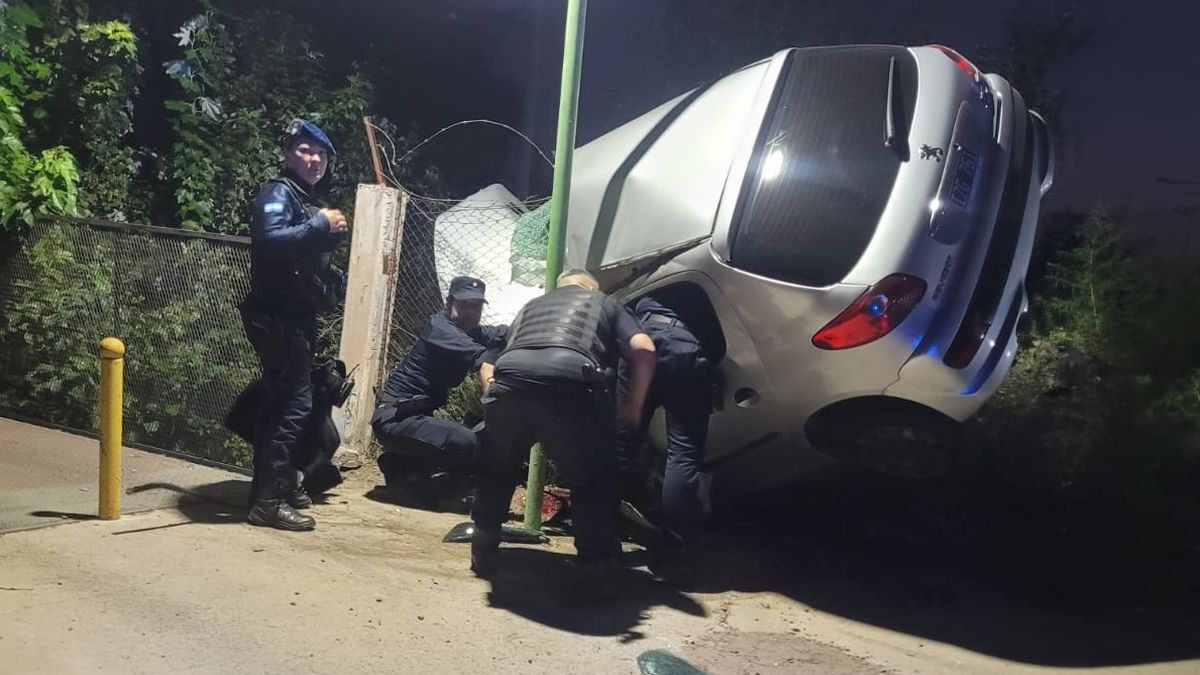 Trágico accidente en Junín: chocaron contra un poste y una joven de 19 años murió en el lugar