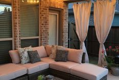 Las cortinas pueden ser un aporte importante en galerías y pérgolas. Cumplen dos funciones muy importantes: por un lado son utilitarias, y también decorativas.