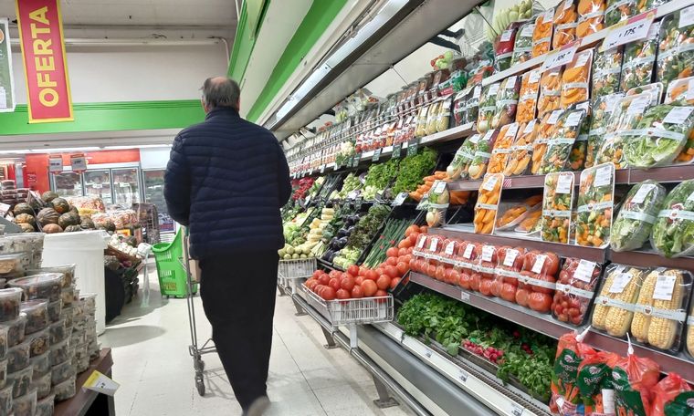 Los precios de los alimentos y bebidas registraron la mayor suba de precios desde marzo, e impactan de manera importante en los bolsillos de los consumidores.