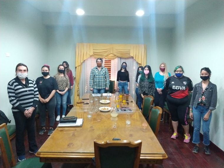 El intendente de Frías y el grupo de muejres con el que acordó la eliminación de la elección de reinas