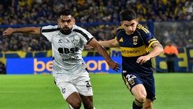Lautaro Blanco, uno de los argumentos ofensivos más importantes de Boca, intenta desbordar a la marca de Santiago Moyano, lateral derecho del Ferroviario.&nbsp;