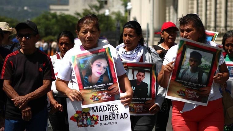 El colectivo Madres por la Libertad se creó de forma orgánica, entre las mujeres que coincidían a las puertas de las prisiones y los juzgados preguntando por sus familiares.