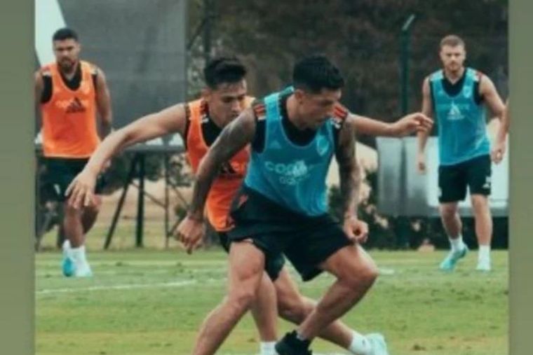 La foto que terminó en chicana: Enzo Pérez dejó pagando a Solari en la práctica de River. Foto: River Plate