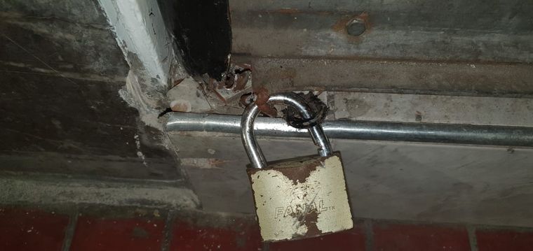 Intento Los cacos querían entrar, pero los sorprendieron in fraganti.