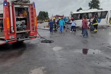 Cuatro personas murieron tras una colisión entre un micro de Policía y un camión que transportaba aceite Foto: Redes sociales
