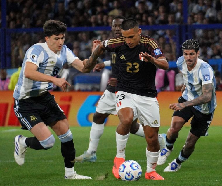 Perú tiene todo acordado con un DT argentino. Foto: NA