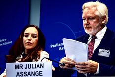 El fundador de WikiLeaks, Julian Assange y su esposa Stella Assange, asisten a una audiencia en el Consejo de Europa en Estrasburgo, Francia. Foto: Efe.
