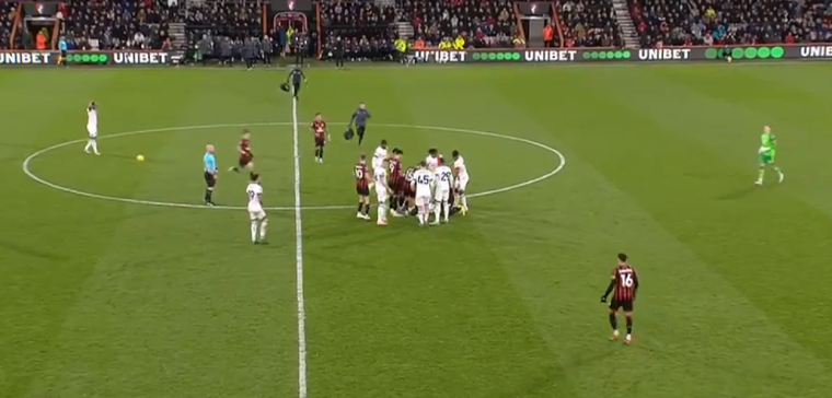 El futbolista se desplomó en el campo de juego y fue trasladado al hospital.