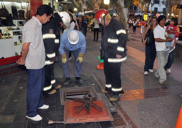 Los bomberos verificando el tendido subterráneo. Foto: MDZ