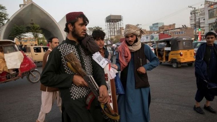 Talibanes patrullando en la ciudad de Herat el pasado 10 de septiembre. Foto: REUTERS Foto: REUTERS