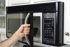 Geniales usos prácticos para tu microondas que seguro no conocías