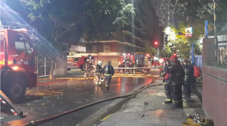 Una de las mujeres debió ser socorrida mediante el hidroelevador Foto: Noticias Argentinas