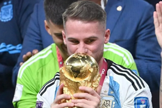 Alexis Mac Allister y una de sus pocas fotos con la Copa del Mundo en sus manos Foto: @alemacallister
