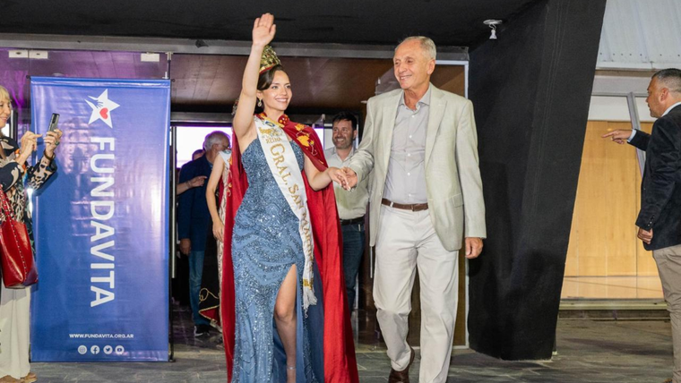 La reina y el intendente de San Martín, Raúl Rufeil, fueron los anfitriones de la VI edición del Brindis de las Reinas.