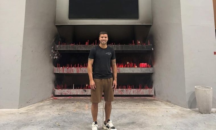 El Chelo Weigandt en el altar del Gauchito Gil. El Chelo Weigandt en el altar del Gauchito Gil.