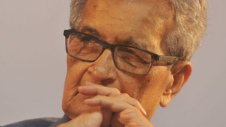 El economista indio Amartya Sen, quien ganó el premio Nobel de Economía en 1998, fue alumno de Joan Robinson y además estudió en la LSE, que Beatrice Webb ayudó a fundar.