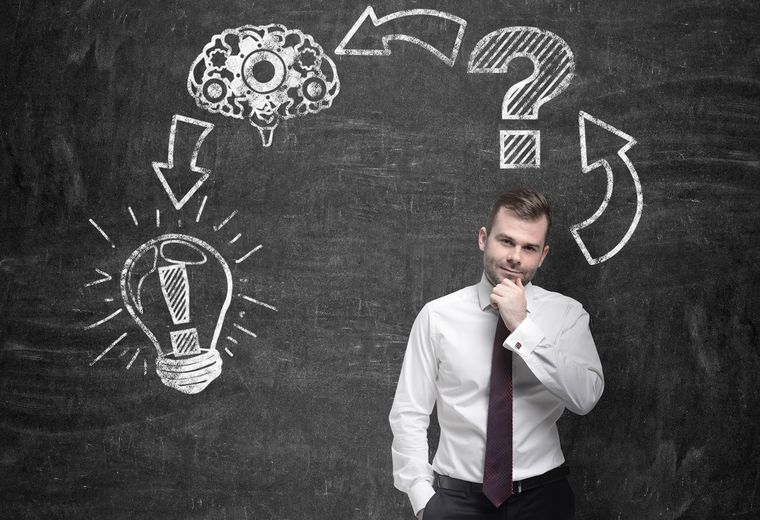 Fundadores que, ante la falta de capital para contratar especialistas, adoptan múltiples roles. Fundadores que, ante la falta de capital para contratar especialistas, adoptan múltiples roles.