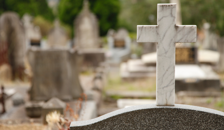 Una tumba en un cementerio de la Zona Este es muy visitada por mendocinos y turistas que van a pedir ayuda.